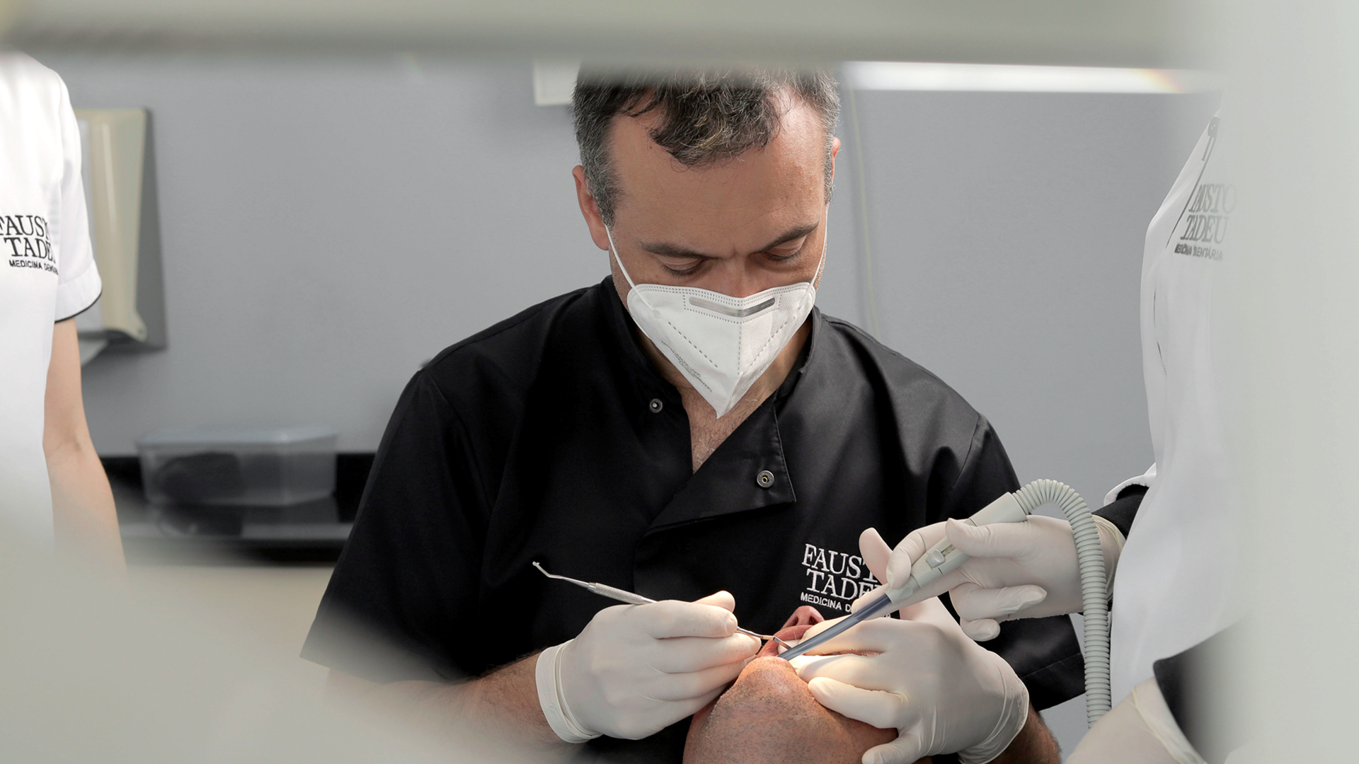 Tudo o que precisa de saber sobre Implantes Dentários